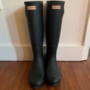 Black hunter boots